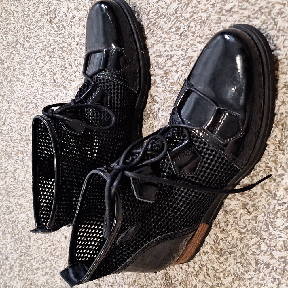 Black Sorel Major mesh lace up patent boots 11